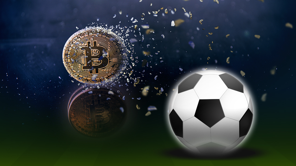 Moneda de Bitcoin y balón de fútbol