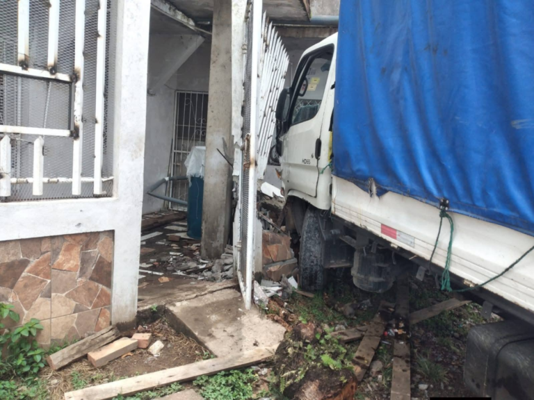 Falla mécanica provoca colisión de camión contra vivienda en Bluefields