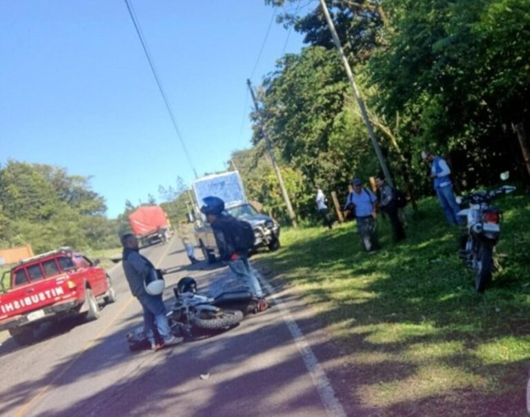 Joven con graves lesiones tras colisionar moto contra camioneta en carretera a La Dalia