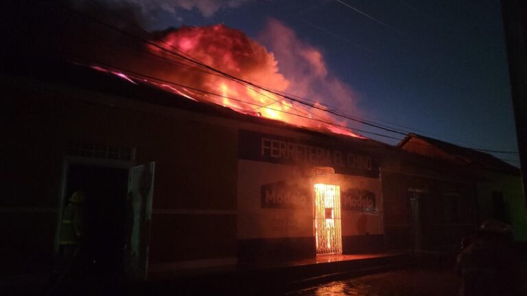 Granada: Voraz incendio arrasa con una ferretería y causa daños parciales en 2 casas en Nandaime