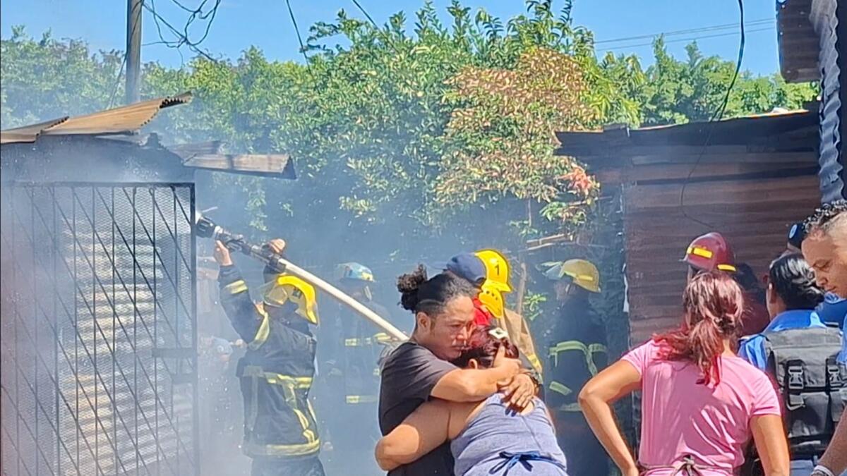 Incendio devasta dos hogares en barrio Santa Ana Norte