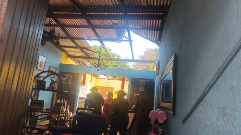 Ráfagas de viento arrancan techos de tres viviendas en la ciudad de León