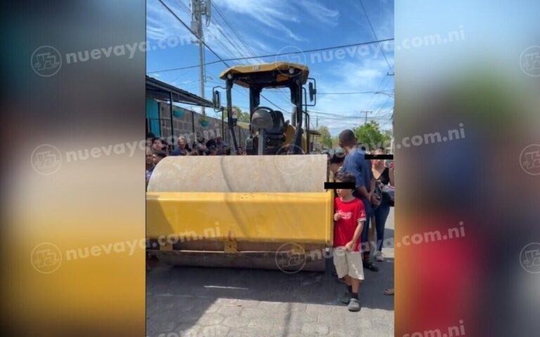 Granada: taxista fallece prensado por aplanadora en la acera de su casa