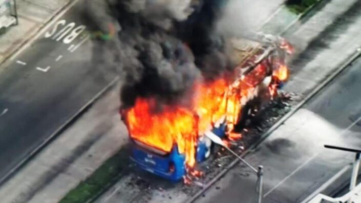 Bus de transporte público se incendia tras chocar con motocicleta en Quito