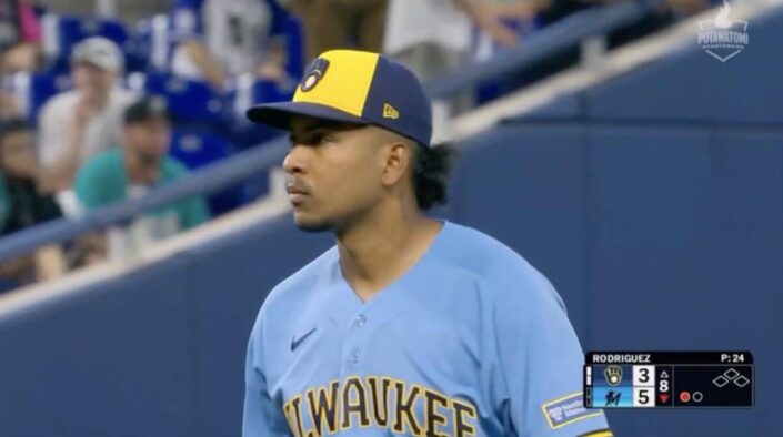 Carlos Rodríguez relevó dos innings con los Milwaukee Brewers