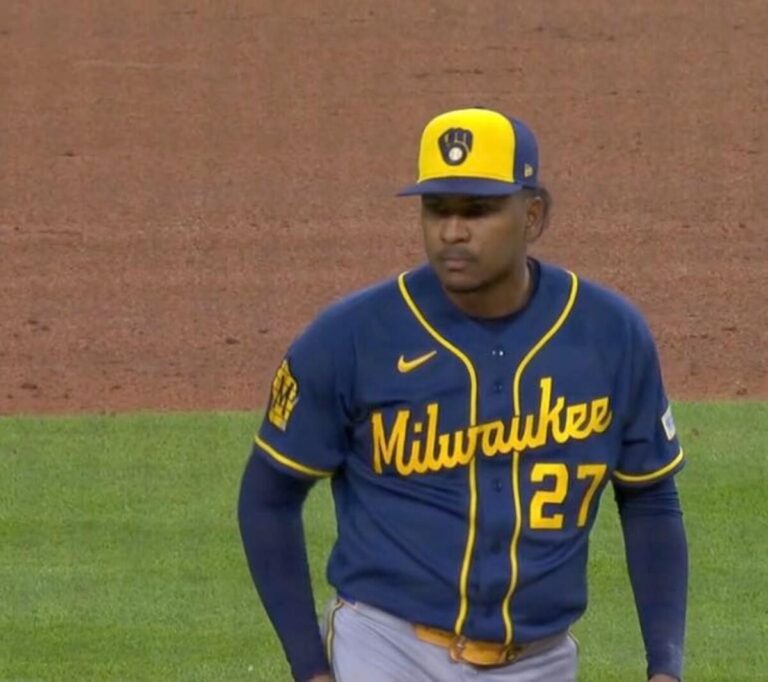 Pinolero Carlos Rodríguez lanza dos entradas sin carreras ante los Dodgers