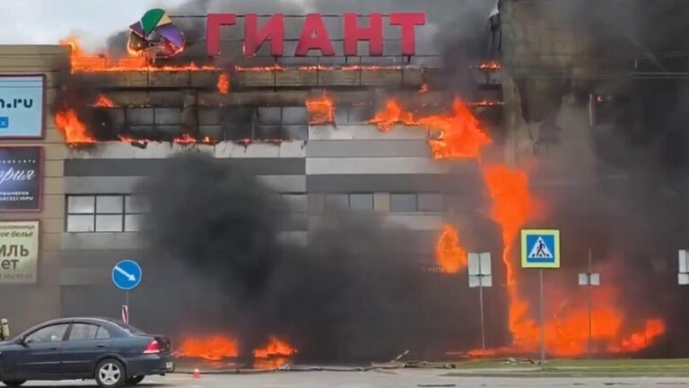 Incendio devora centro comercial en Rusia