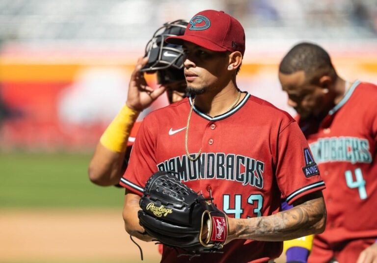 Con gran relevo de Jonathan Loáisiga Arizona se impone sobre Los Filis en Grandes Ligas