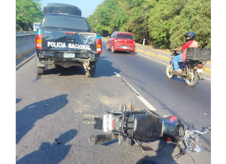 Joven se estrella a alta velocidad contra una patrulla policial, en carretera Norte
