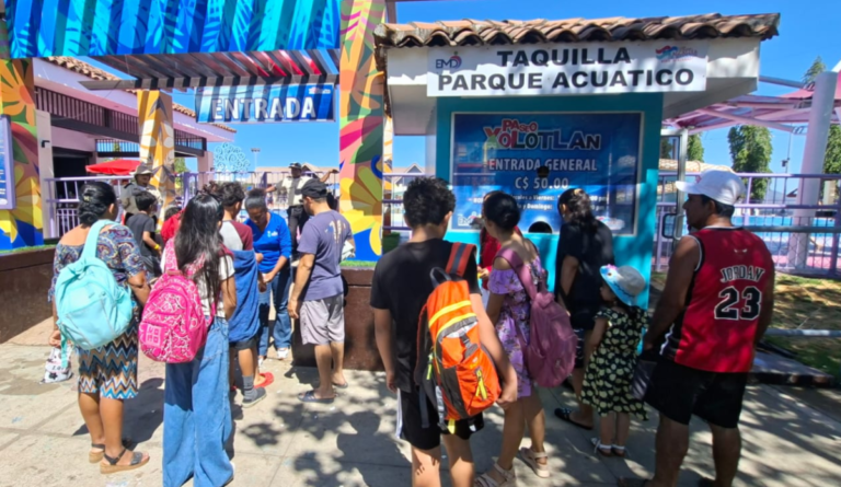 Familias disfrutan de las aguas frescas del Parque Acuático