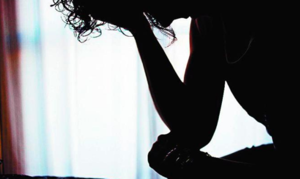 Hombre en Suecia es acusado de prostituir a su esposa con 120 individuos