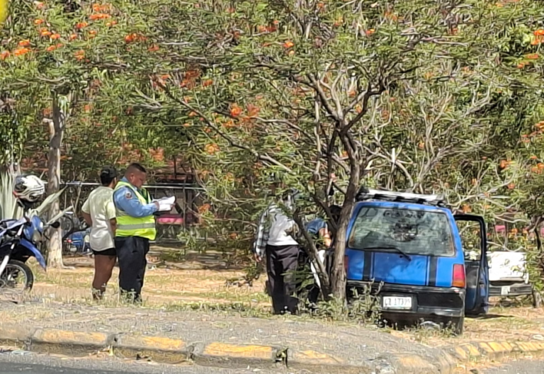 Motociclista impacta contra vehículo tras maniobra imprudente, cerca de Enacal Central, en Managua