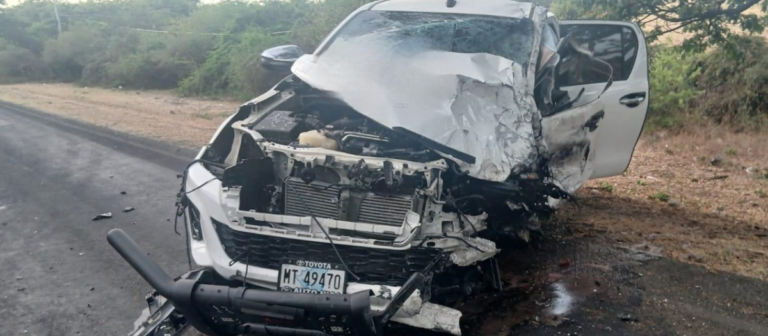 Matagalpa: choque entre camioneta y microbús deja a sus conductores lesionados en San Isidro
