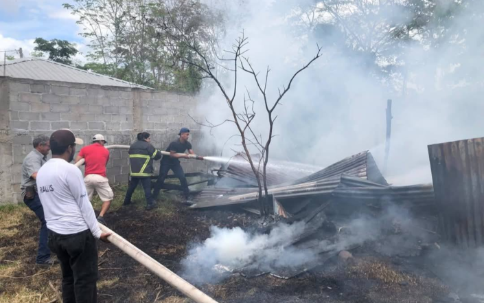 Pantasma: Incendio deja sin nada a anciana y su hijo
