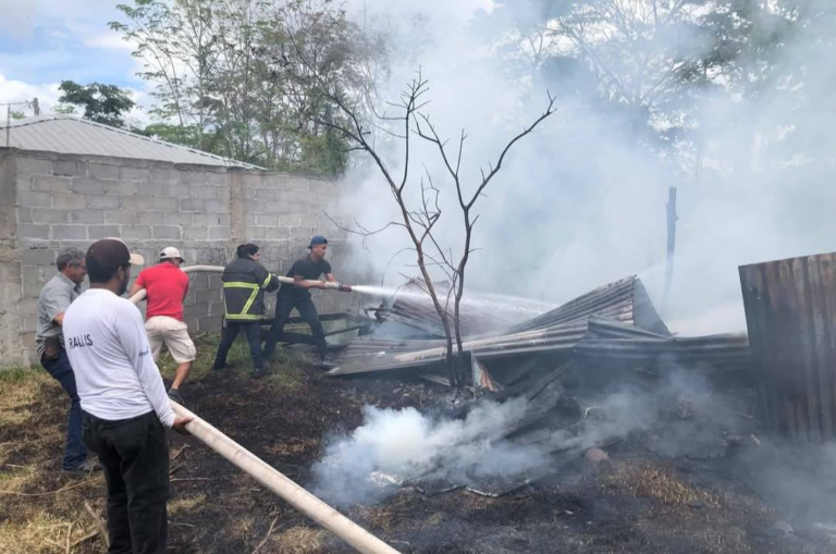 Jinotega: voraz incendio deja en la calle a una anciana y su hijo en Pantasma