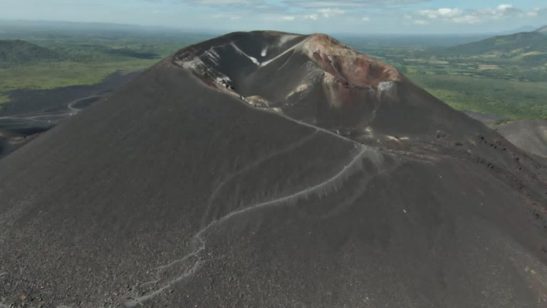 Celebran a lo grande el cumpleaños 176 del majestuoso Cerro Negro