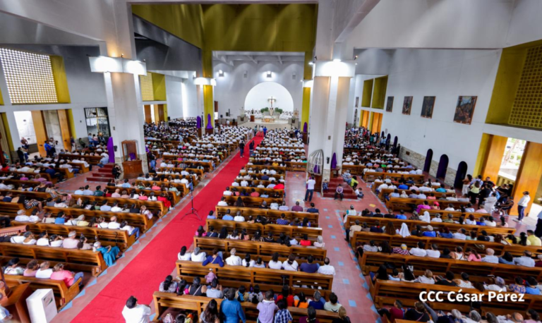 Fieles y clero celebran Misa Crismal en la Catedral de Managua
