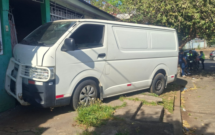 Impactante choque: Microbús sin frenos destroza casa en Boer