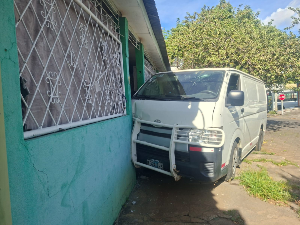 Microbús sin frenos daña casa en el barrio Boer de Managua