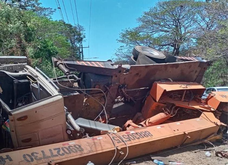 Nandaime: vuelco de camión grúa deja un conductor con severas lesiones