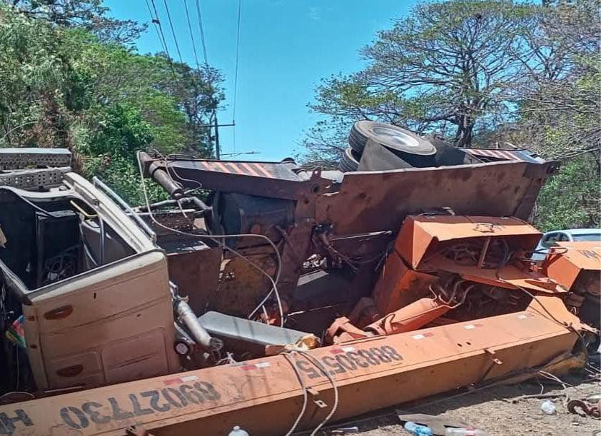 Grúa se vuelca en Nandaime y conductor queda prensado