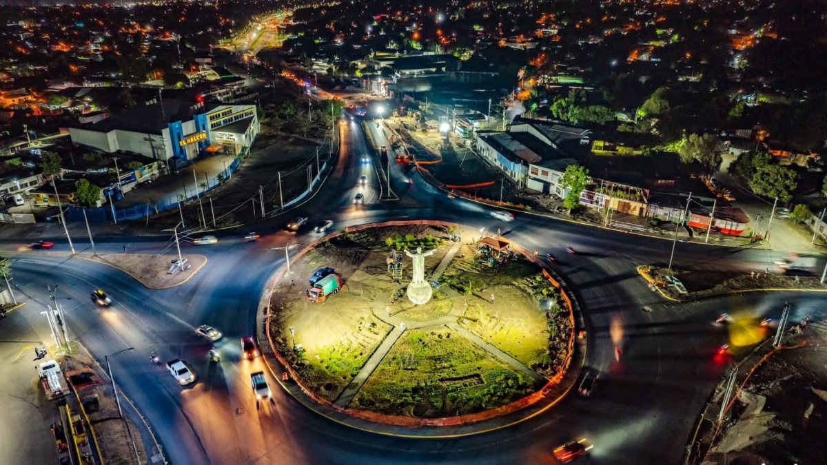 Vista aérea nocturna de la Rotonda Cristo Rey en Managua