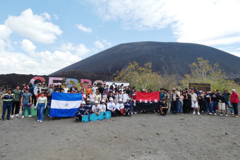Juventud Leonesa celebra el Día Nacional de la Paz con senderismo en el Cerro Negro