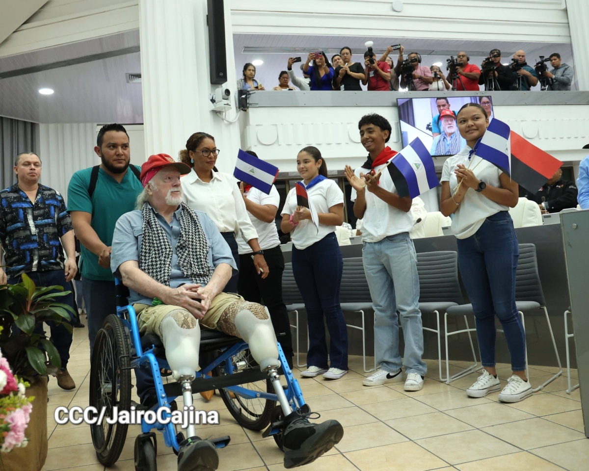 Brian Wilson homenajeado en la Asamblea Nacional de Nicaragua