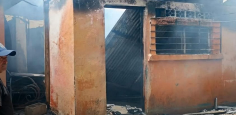 Llamas arrasan casa y dejan en la calle a familia del barrio Domitila Lugo