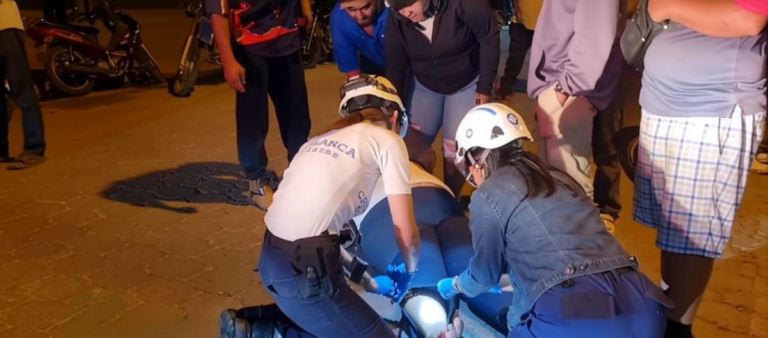 Imprudencia deja lesionada a mujer en moto atropellada por vehículo en Estelí
