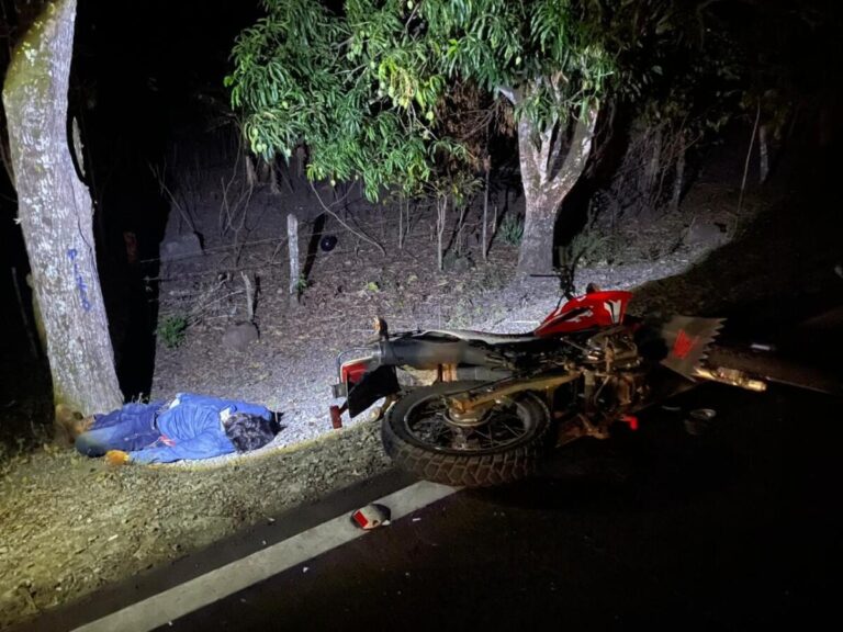 Padre ve morir a su hijo en aparatoso accidente en El Almendro, Río San Juan