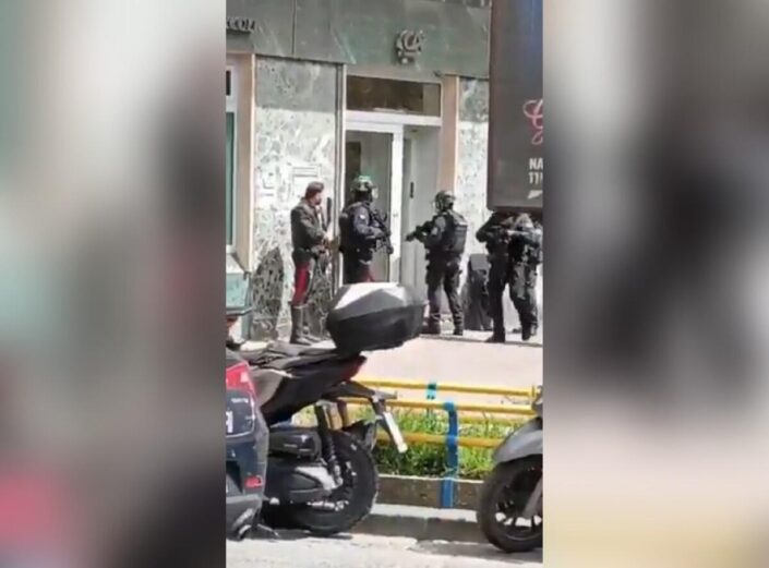 Italia: rescatan rehenes de asalto bancario armado