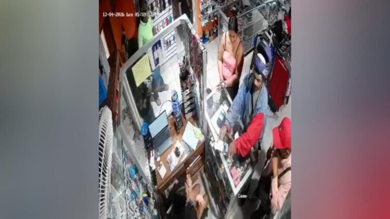 Par de sujetos roban pulpería en un barrio de San Pedro de Lóvago (Video)