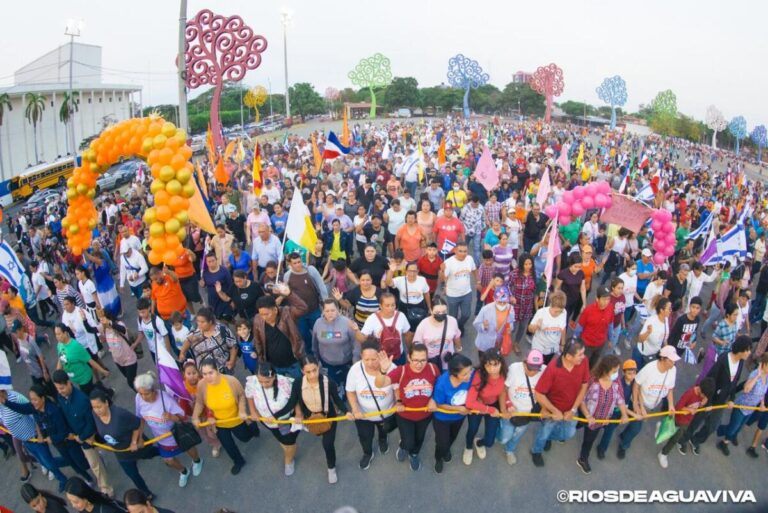 Pueblo Cristiano de Nicaragua da las 7 Vueltas de la Victoria en Plaza La Fe
