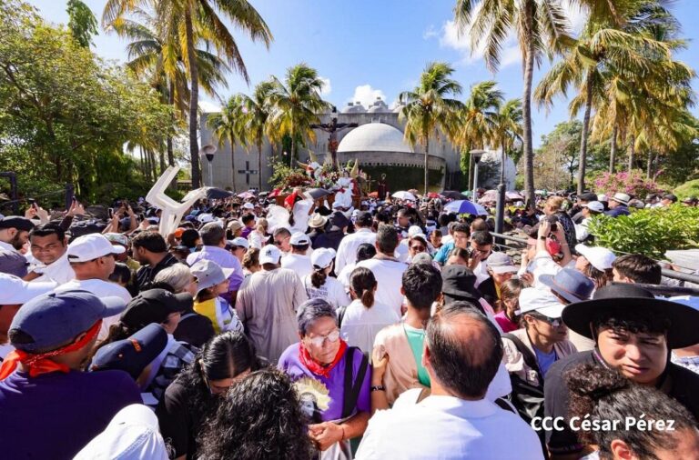 Miles de fieles acompañan al Cardenal Leopoldo Brenes en Viacrucis Penitencial de Managua