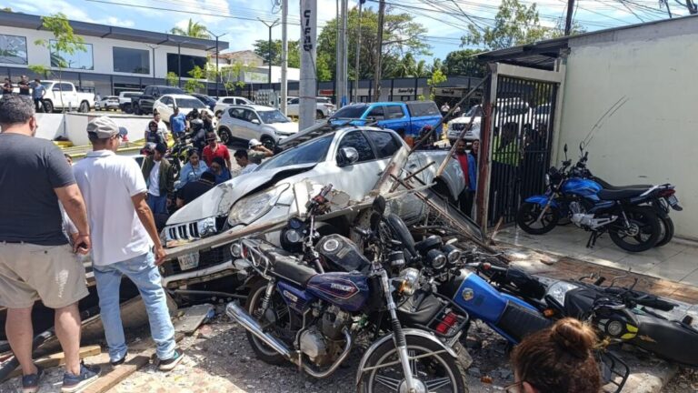 Técnico borracho agarra camioneta sin permiso y causa destrozos en Plaza de Las Colinas