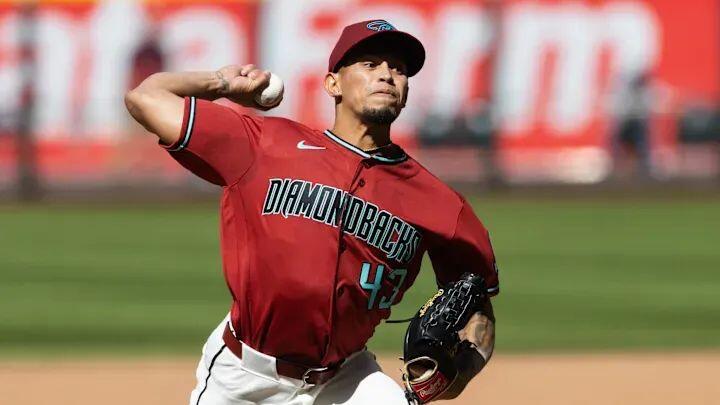Jonathan Loáisiga sacudido por cuadrangular de 399 pies y pierde su primer juego de la temporada con Arizona