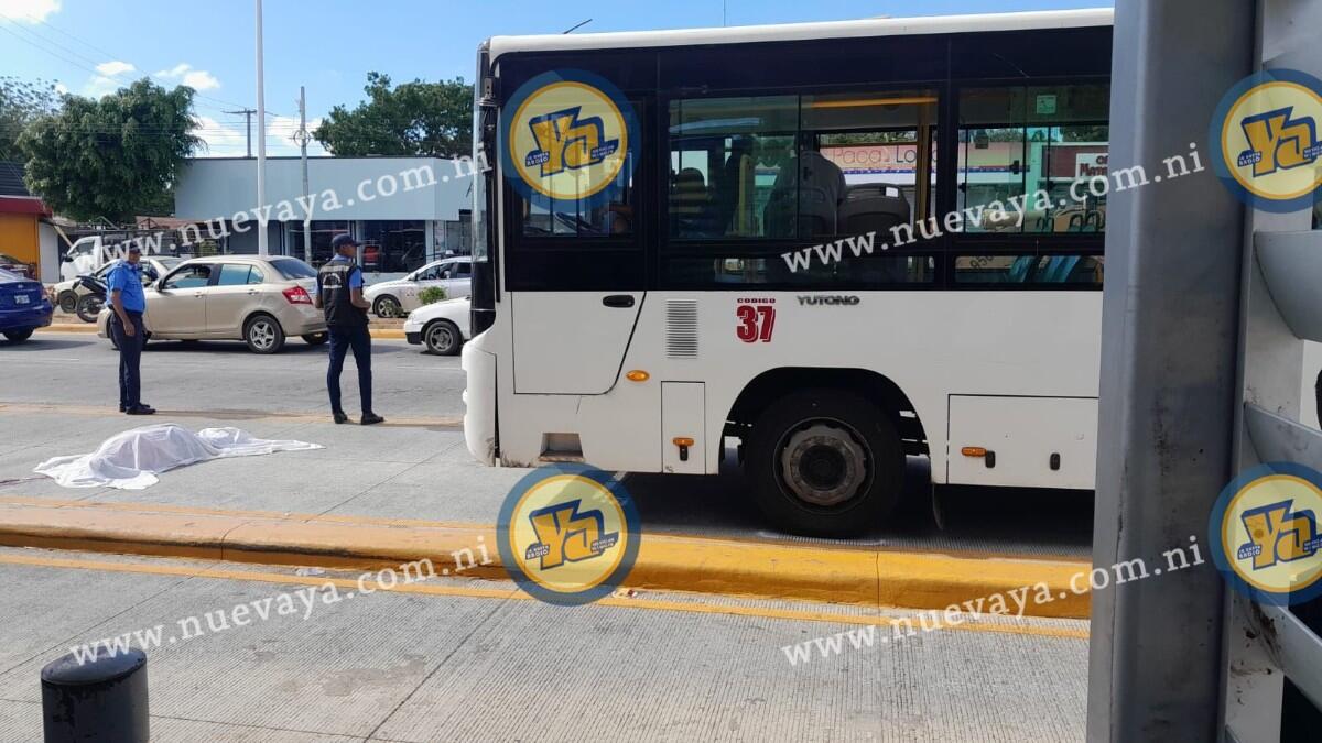 Mujer muere atropellada por bus R-106 en El Zúmen, Managua