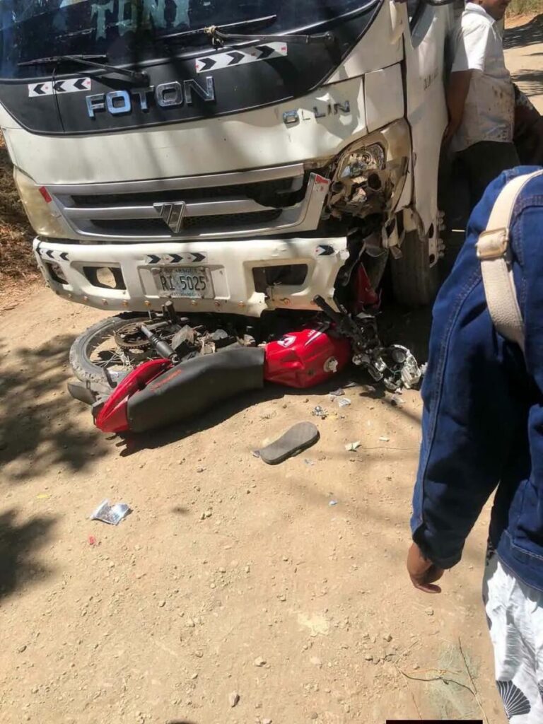 Par de primos quedan graves al impactar en moto contra un camión en Rivas