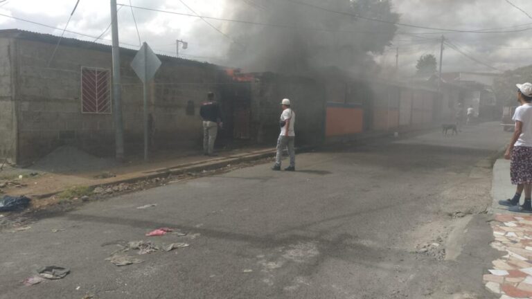 Llamas dejan solo con la ropa puesta a vigilante y su pareja en barrio La Esperanza