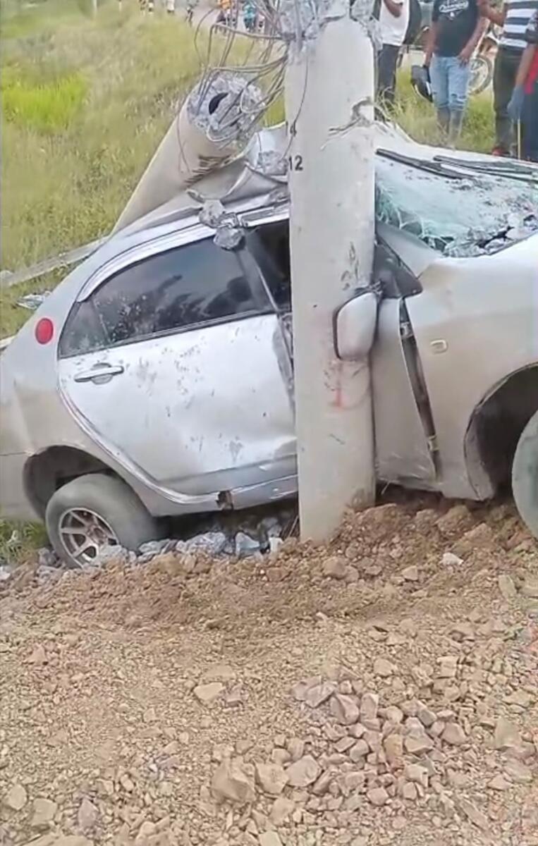 Copiloto muere al impactar vehículo contra poste de concreto en el Caribe Norte