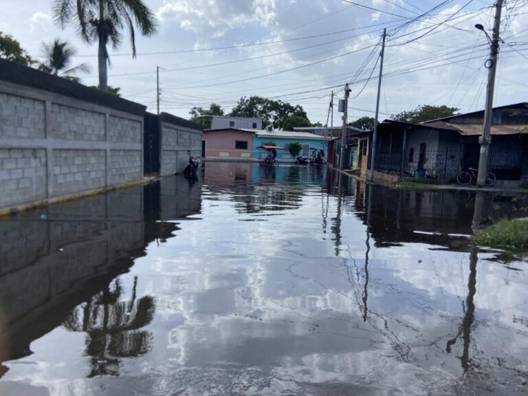 Chinandega: marejadas anegan calles en Corinto