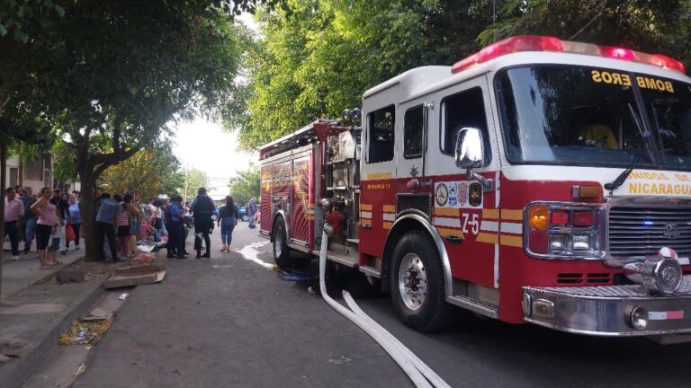 Bomberos Unidos sofocan incendio de viviendas en Reparto Schick