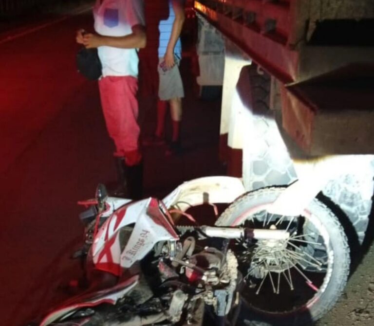Motociclista muere destrozado al impactar contra camión estacionado en Rosita