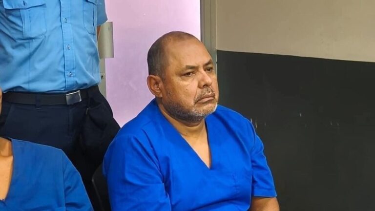Acusan a sujeto que intentó matar a su enemigo mientras chineaba a su nieta en Managua