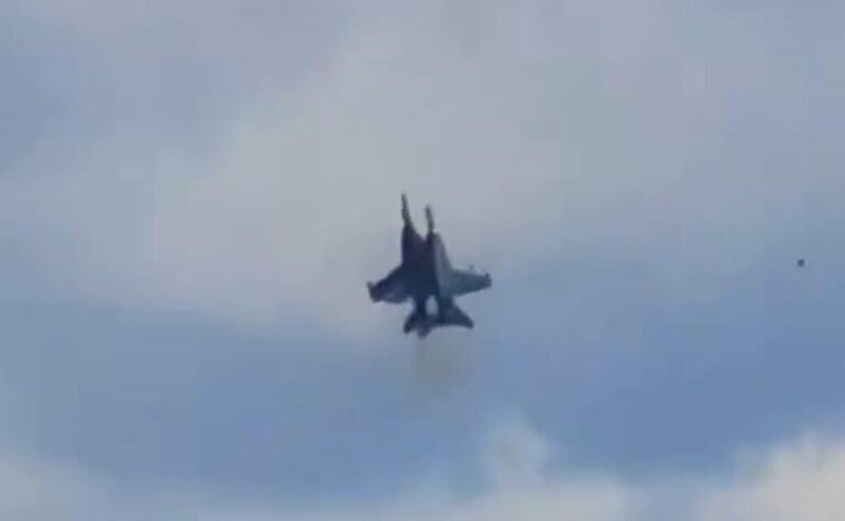 EE.UU.: dos aviones militares chocan y explotan en el aire durante show