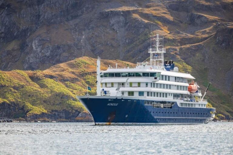 Hantavirus mata a tres pasajeros de crucero varado en África