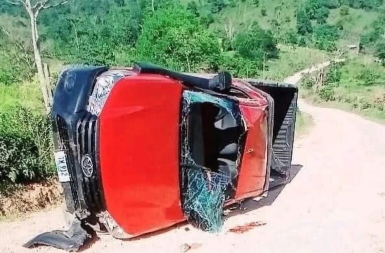 Siuna: pasajero fallece al volcarse camioneta que trasladaba de emergencia a un enfermo