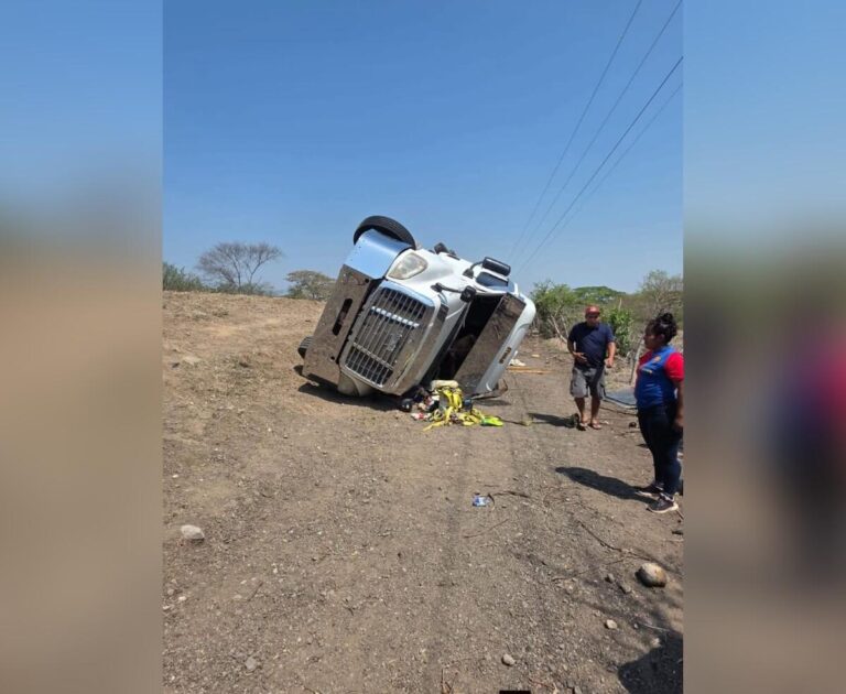 Furgonero salvadoreño se vuelca con fertilizante en Telica