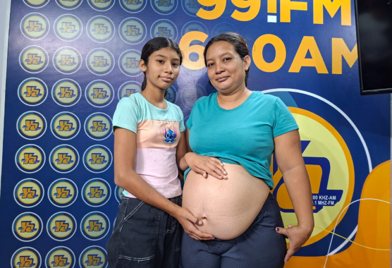 Capitalina llega ilusionada a inscribirse a Tu Nueva Radio YA para el concurso de «La Madre Panza»